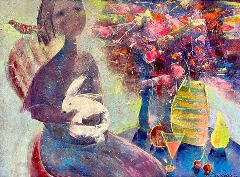Obraz abstrakcyjny przedstawiający kobietę trzymającą na kolanach królika, obok stoi stół a na nim kwiaty w wazonie